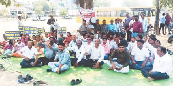 शासकीयकरण की मांग, पंचायत सचिवों की बेमुद्दत हड़ताल जारी