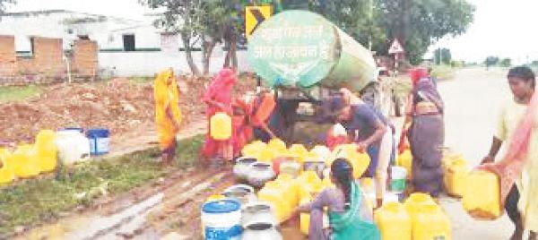गांवों में पेयजल संकट गहराया, टैंकरों से आपूर्ति
