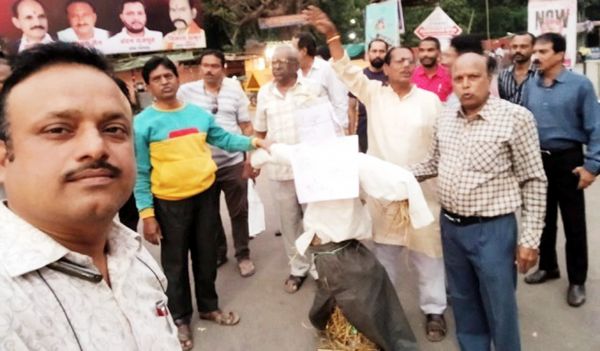 राजपूत समाज ने सपा के  सांसद का पुतला फूंका