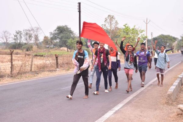 मां बम्लेश्वरी मंदिर जाने वाले श्रद्धालुओं  के लिए मार्ग पर सेवा पंडाल