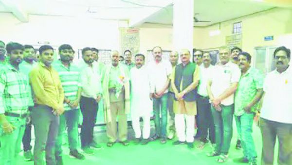 पालिका कर्मचारी को सेवानिवृत्ति पर विदाई