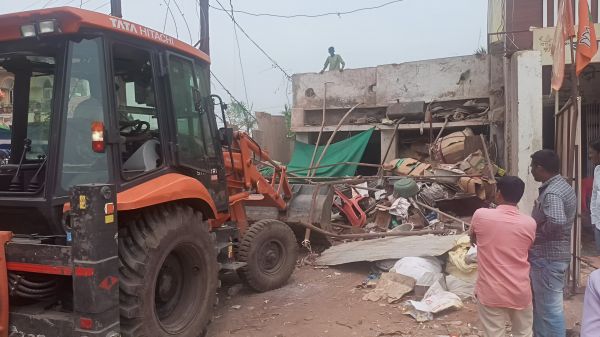 दानीटोला चौक से निगम ने कबाड़ व्यापारी का अतिक्रमण हटाया
