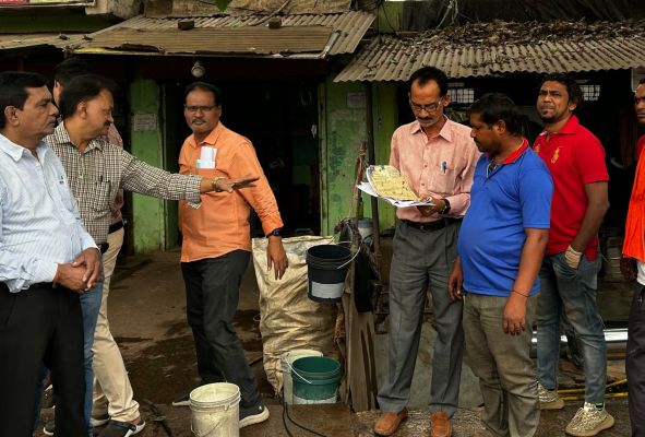 अवैध रूप से कार वॉशिंग सेंटर चला रहे दुकानदारों के नल कनेक्शन काटकर बंद कराया