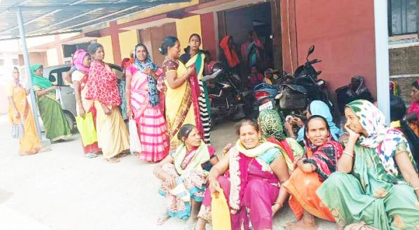 चार माह से नहीं मिला राशन, एसडीएम कार्यालय पहुंचीं ग्रामीण महिलाएं 
