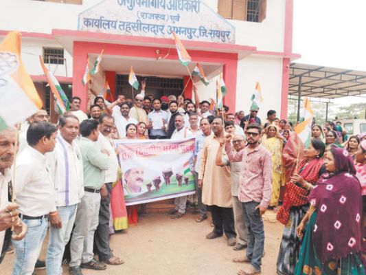 नई शराब दुकान खोलने का विरोध, धरना-प्रदर्शन