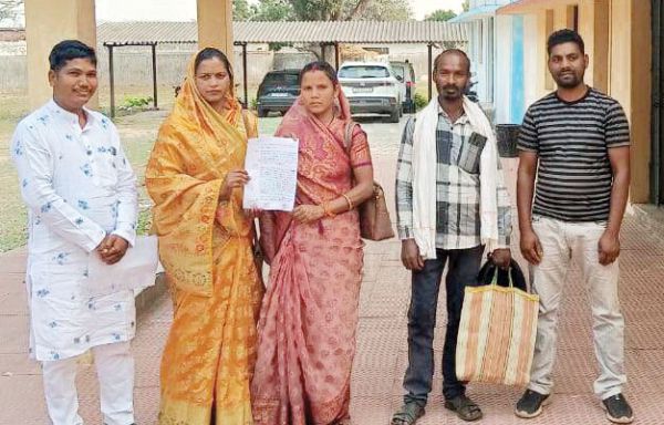 ग्रामीणों ने पटवारी पर रिश्वत लेने का लगाया आरोप, कार्रवाई की मांग, एसडीएम को ज्ञापन