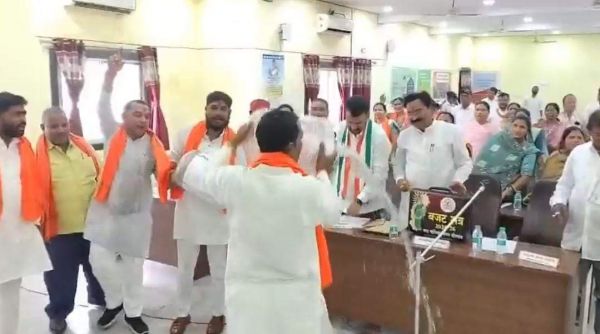 महापौर की टेबल पर पानी के केन उड़ेलने लगे पार्षद
