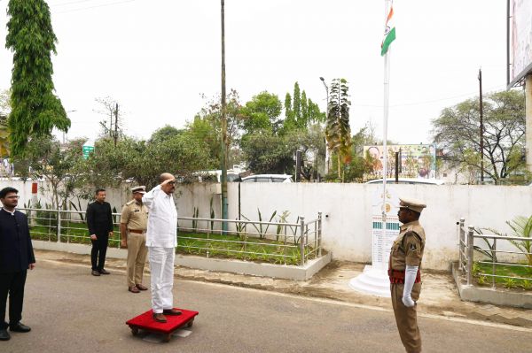 राज्यपाल रमेन डेका को दिया गया गार्ड ऑफ ऑनर