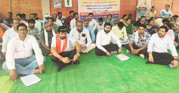 पंचायत सचिवों की बेमुद्दत हड़ताल,  कई सरपंचों ने दिया समर्थन
