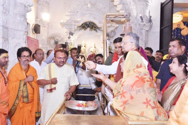 विस अध्यक्ष ने की मां बम्लेश्वरी की पूजा-अर्चना