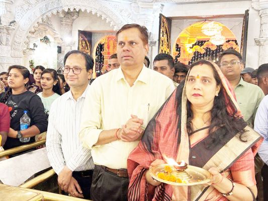 संभागायुक्त-कलेक्टर ने की मां बम्लेश्वरी की पूजा-अर्चना