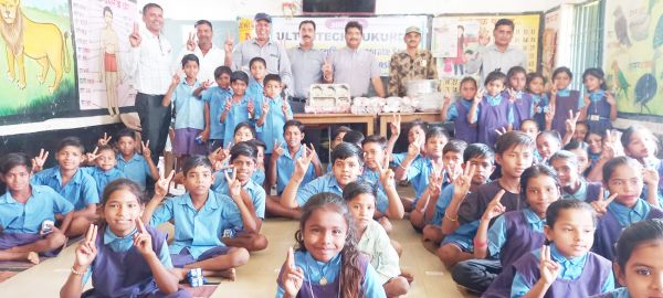 अल्ट्राटेक कुकुरदी ने मध्यान भोजन के लिए स्कूल में दी सहयोग सामग्री