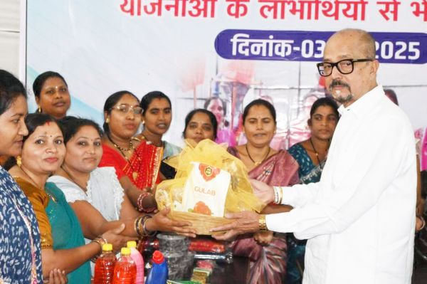 राज्यपाल ने योजनाओं के हितग्राहियों से की मुलाकात, समूह की महिलाओं क़ो बेहतर कार्य के लिए किया प्रोत्साहित