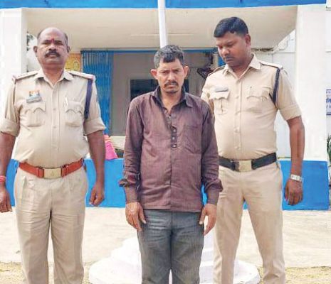 नकली सोने का सिक्का दिखाकर डकैती, आरोपी गिरफ्तार