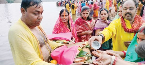चैती छठ : उगते सूर्य को दिया अघ्र्य, परिवार की मंगल कामना