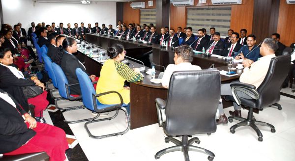 टिकट चेकिंग स्टाफ, यात्रियों से मिसबिहेव न करें