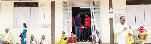 जिला सहकारी बैंक में भीषण गर्मी में पानी और छांव तक नहीं