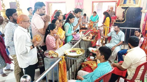अष्टमी पर हवन, मंदिरों में श्रद्धालुओं की भीड़  घरों में नौ कन्या भोज का दौर