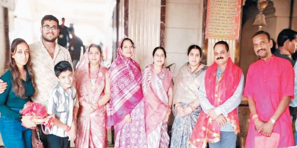 मां चंद्रहासिनी के दर्शन को सपरिवार पहुंचे संजय पांडेय, टेका मत्था