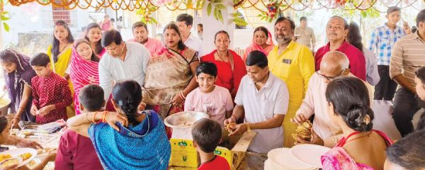 महाअष्टमी पर मंदिरों में श्रद्धालुओं की उमड़ी भीड़