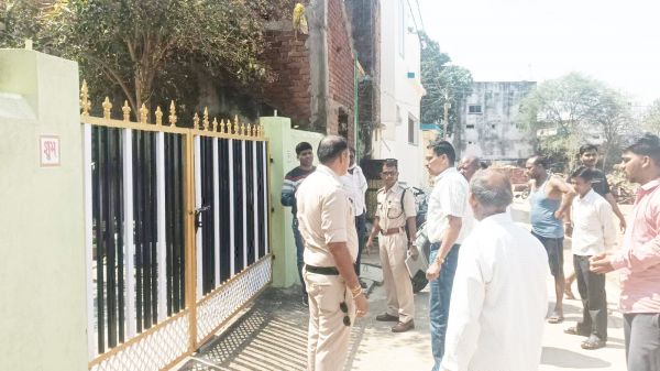 शिक्षक दंपति के सूने घर में नगदी समेत 3 लाख की चोरी
