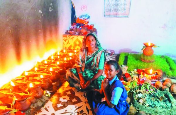 महाअष्टमी पर बच्चों ने माँ शीतला और महामाया के किए दर्शन