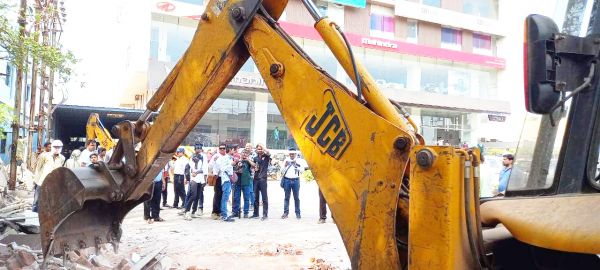 कारोबारी के अतिक्रमण को हटाया 