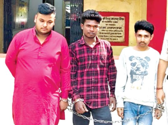  जुआरी, और पुलिस छापे की सूचना देनेवाले तीन मुखबीर गिरफ्तार