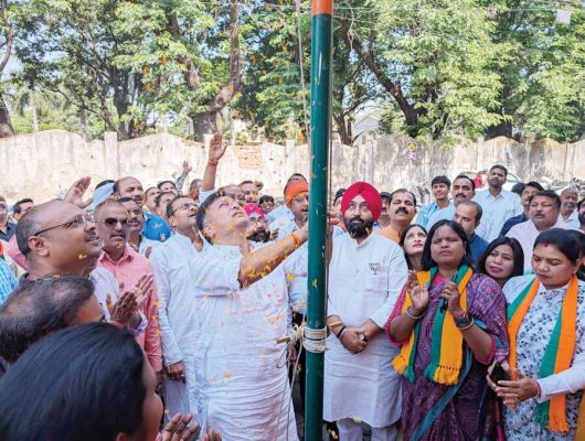 भाजपा स्थापना दिवस पर ध्वजारोहण