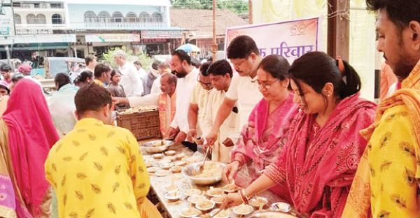 रामदरबार पहुंचे जिला कांग्रेस पदाधिकारी, रामनवमी पर महाभंडारे में लिया हिस्सा