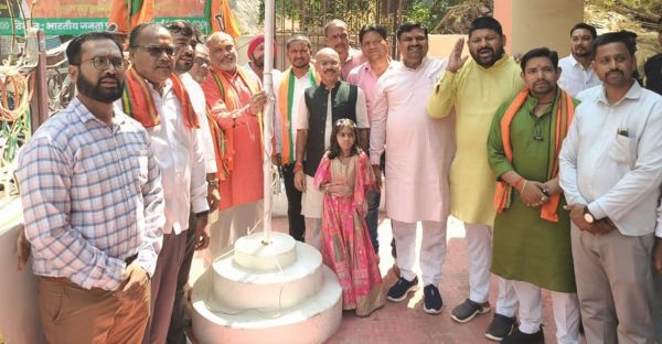 स्थापना दिवस पर भाजपा कार्यालय में ध्वजारोहण