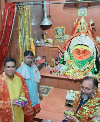 मां बम्लेश्वरी को स्वर्ण टीका भेंटकर विधायक ने बेहतरीन कॉरिडोर निर्माण का लिया संकल्प