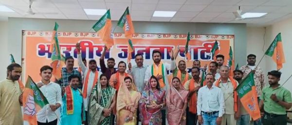 आज हर जगह खिल रहा कमल-विक्रांत