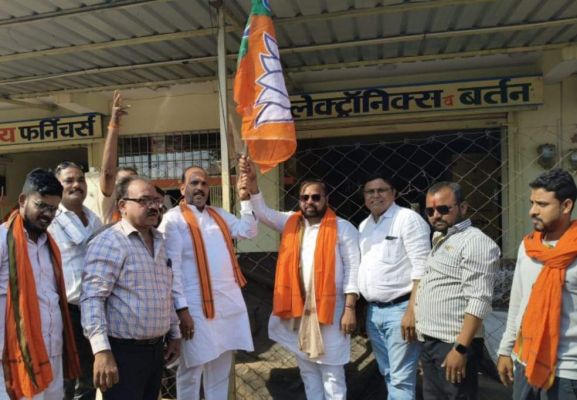 भाजपाइयों ने घरों में लहराया पार्टी का झंडा