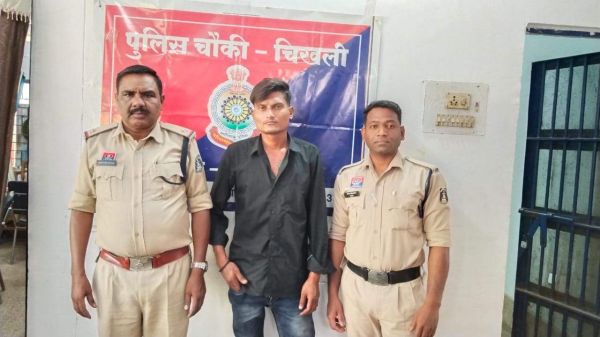 चाकू लहरा डराने वाला पकड़ाया