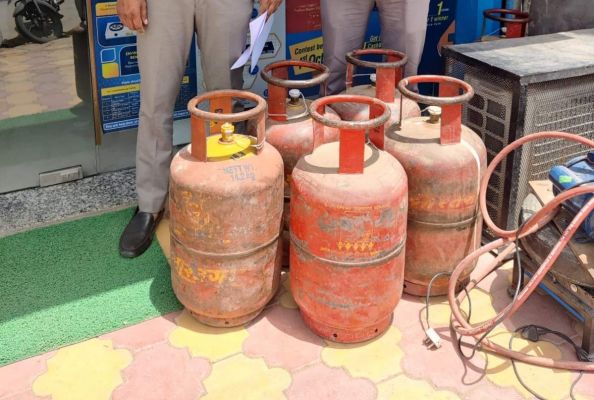इलेक्ट्रानिक दुकान की आड़ में अवैध गैस रिफलिंग, 24 हजार का सामान जब्त