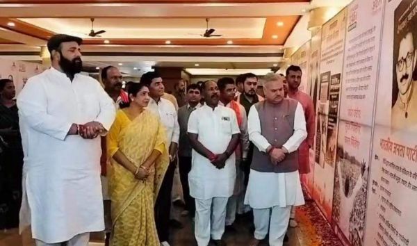 दो सीट से मोदी 3.0 की  यात्रा फोटो प्रदर्शनी में