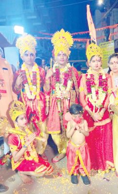 राम दरबार की सजीव झांकी के साथ भव्य शोभा यात्रा