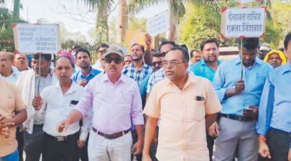  शासकीयकरण को पूरा कराने पंचायत सचिव संघ ने निकाली रैली, पीएम के नाम सौंपा ज्ञापन