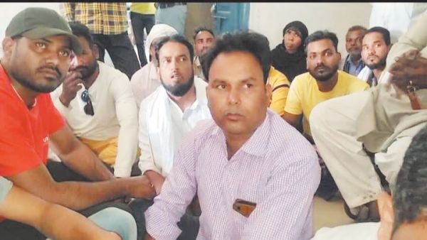 40 घर तोडऩे के मामले में पीडि़त परिवारों ने डीएफओ दफ्तर घेरा, नारेबाजी-प्रदर्शन