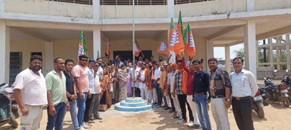 भाजपा स्थापना दिवस पर विधायक  ने फ हराया पार्टी का ध्वज