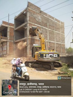 2400 फीट में व्यवसायिक अनुमति के विपरीत निर्माण को तोड़ा 