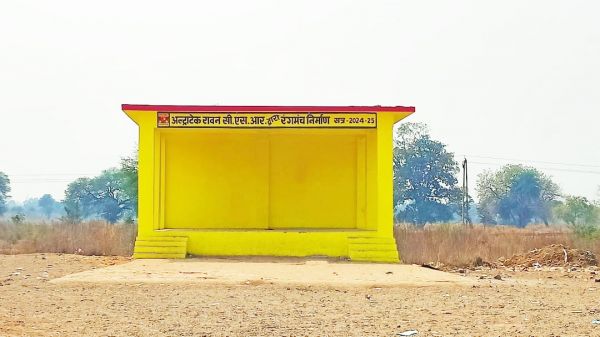 अल्ट्राटेक रावन सीएसआर द्वारा पेन्ड्री-चुचरूंगपुर में रंगमंच निर्माण