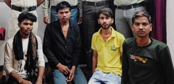 स्टेशन परिसर से चार पाकेटमार,चोर गिरफ्तार
