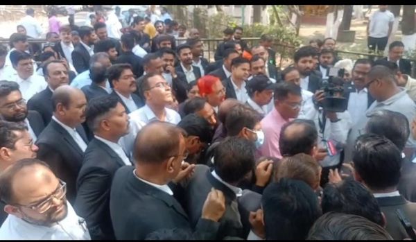 वकीलों का कलेक्टोरेट और एसएसपी आफिस में प्रदर्शन