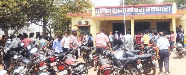 युवक की मौत, कार्रवाई को लेकर कांग्रेसियों ने किया थाने में प्रदर्शन