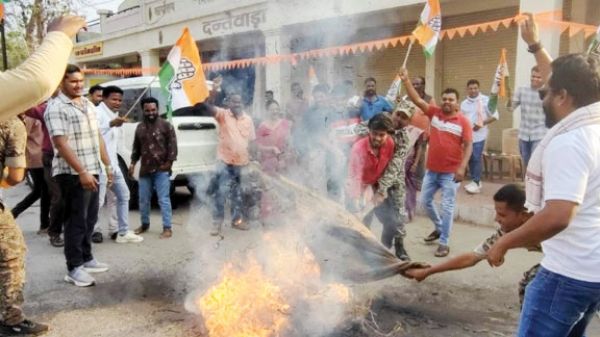  कांग्रेसियों ने फूंका गृहमंत्री का पुतला