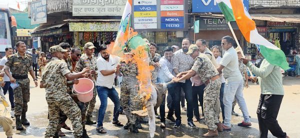 सीएम का पुतला फूंका, कांग्रेस ने की इस्तीफे की मांग