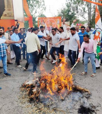 कांग्रेस ने मुख्यमंत्री-गृहमंत्री का फूंका पुतला