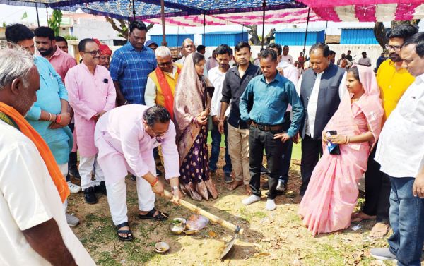 विधायक ने किया लुंड्रा में विकास कार्यों का भूमिपूजन